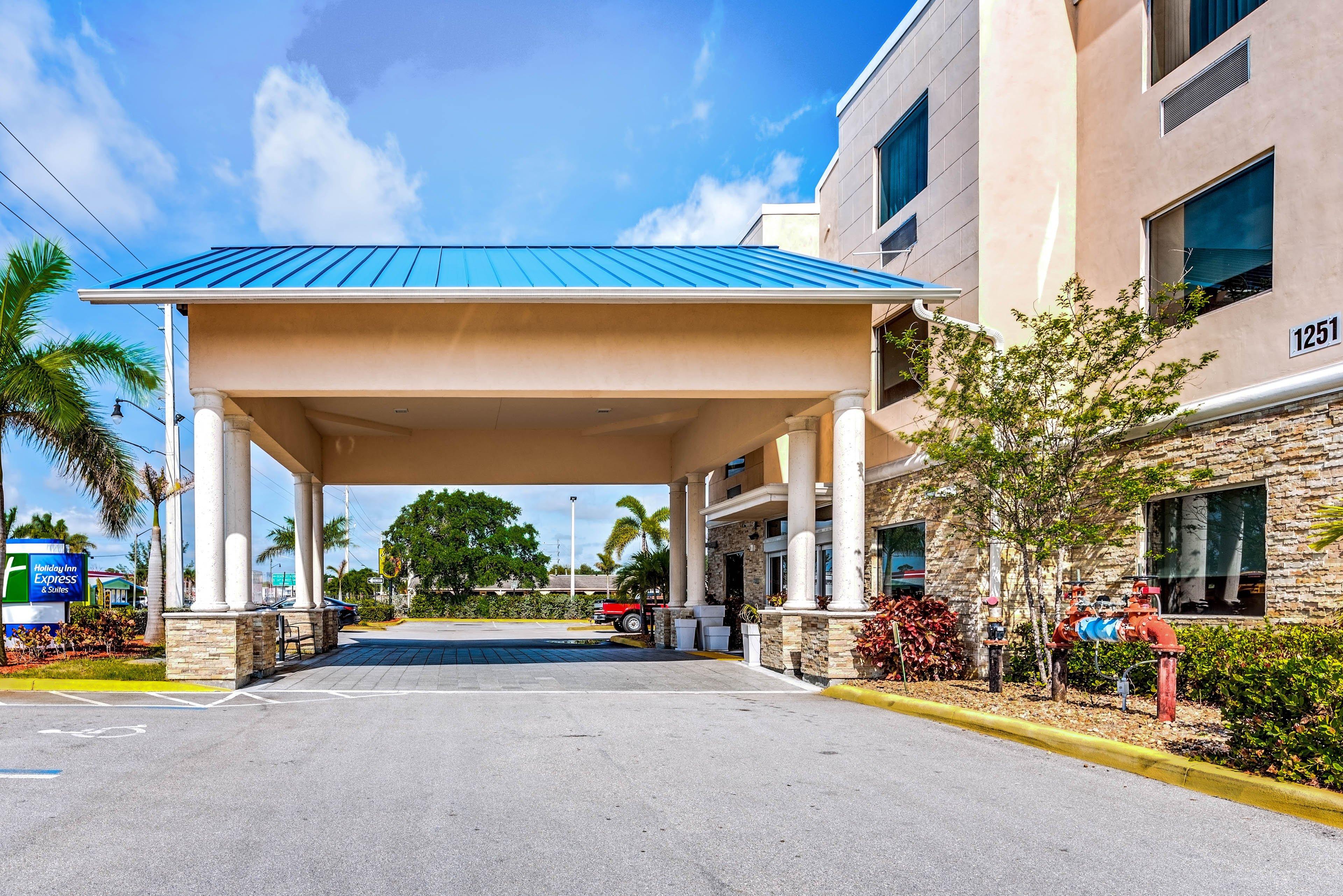 Holiday Inn Express & Suites Lantana By Ihg Bagian luar foto
