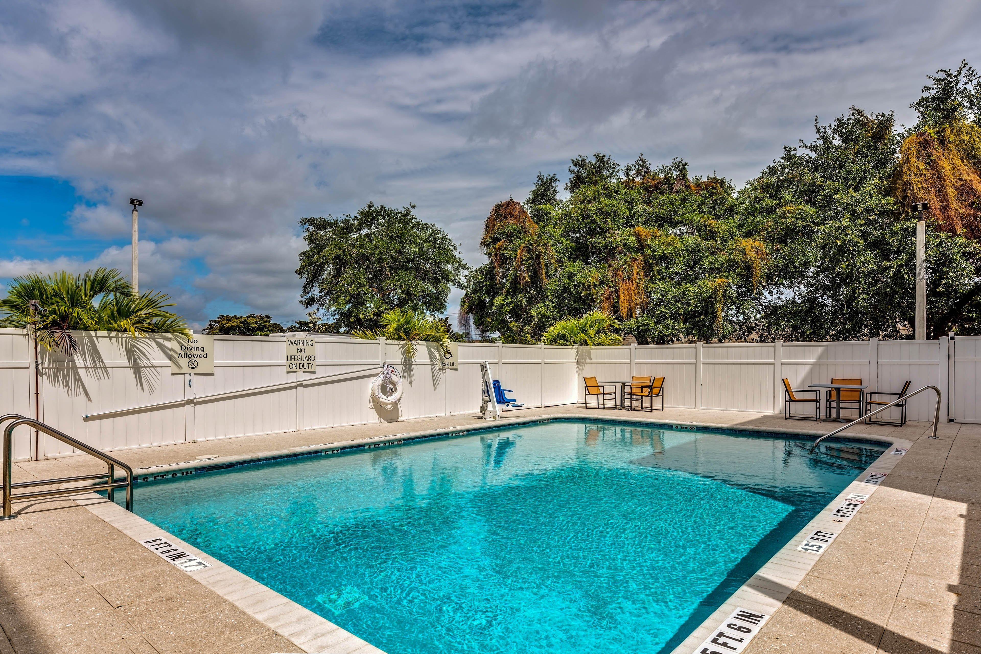 Holiday Inn Express & Suites Lantana By Ihg Bagian luar foto