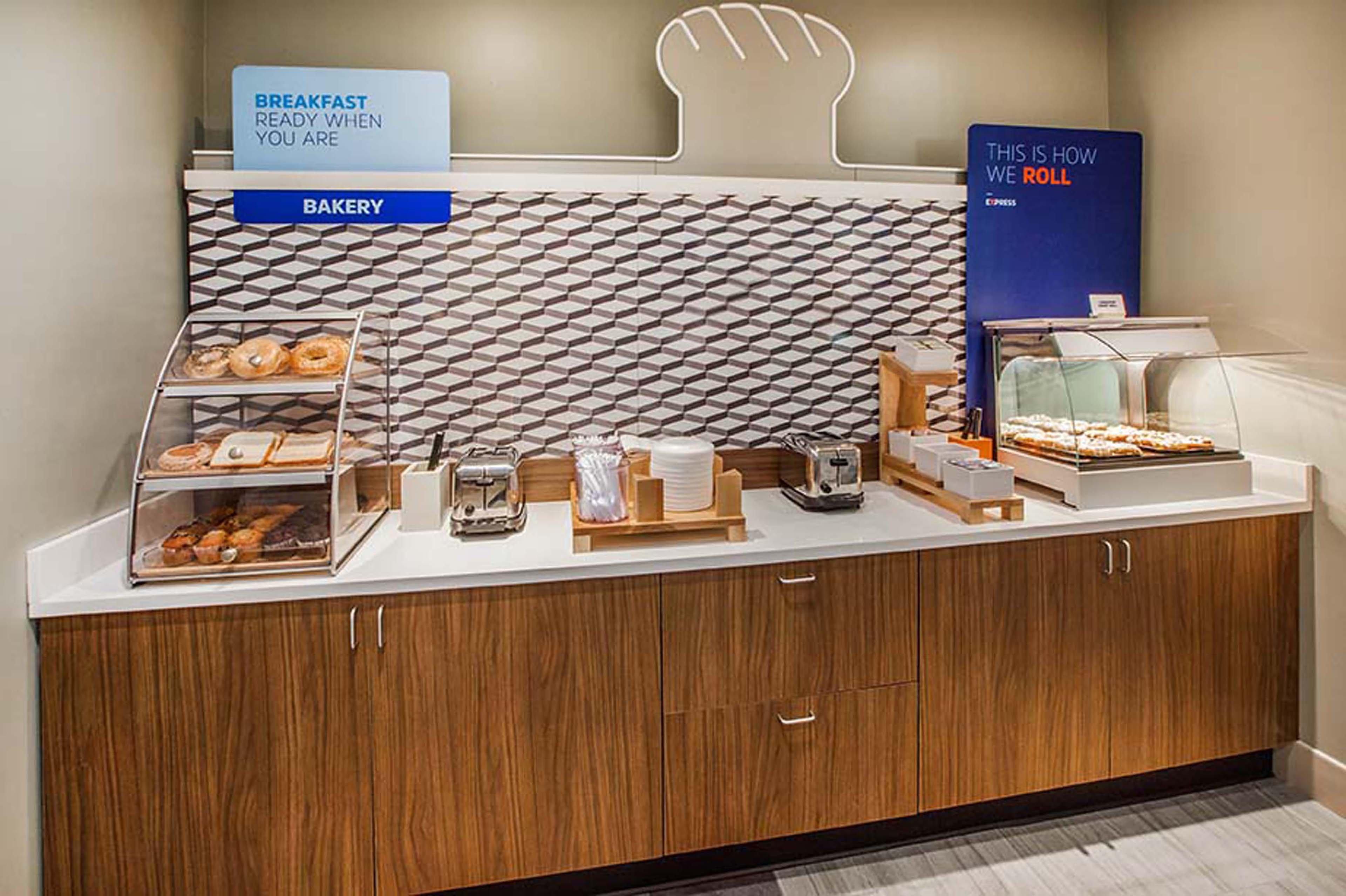 Holiday Inn Express & Suites Lantana By Ihg Bagian luar foto