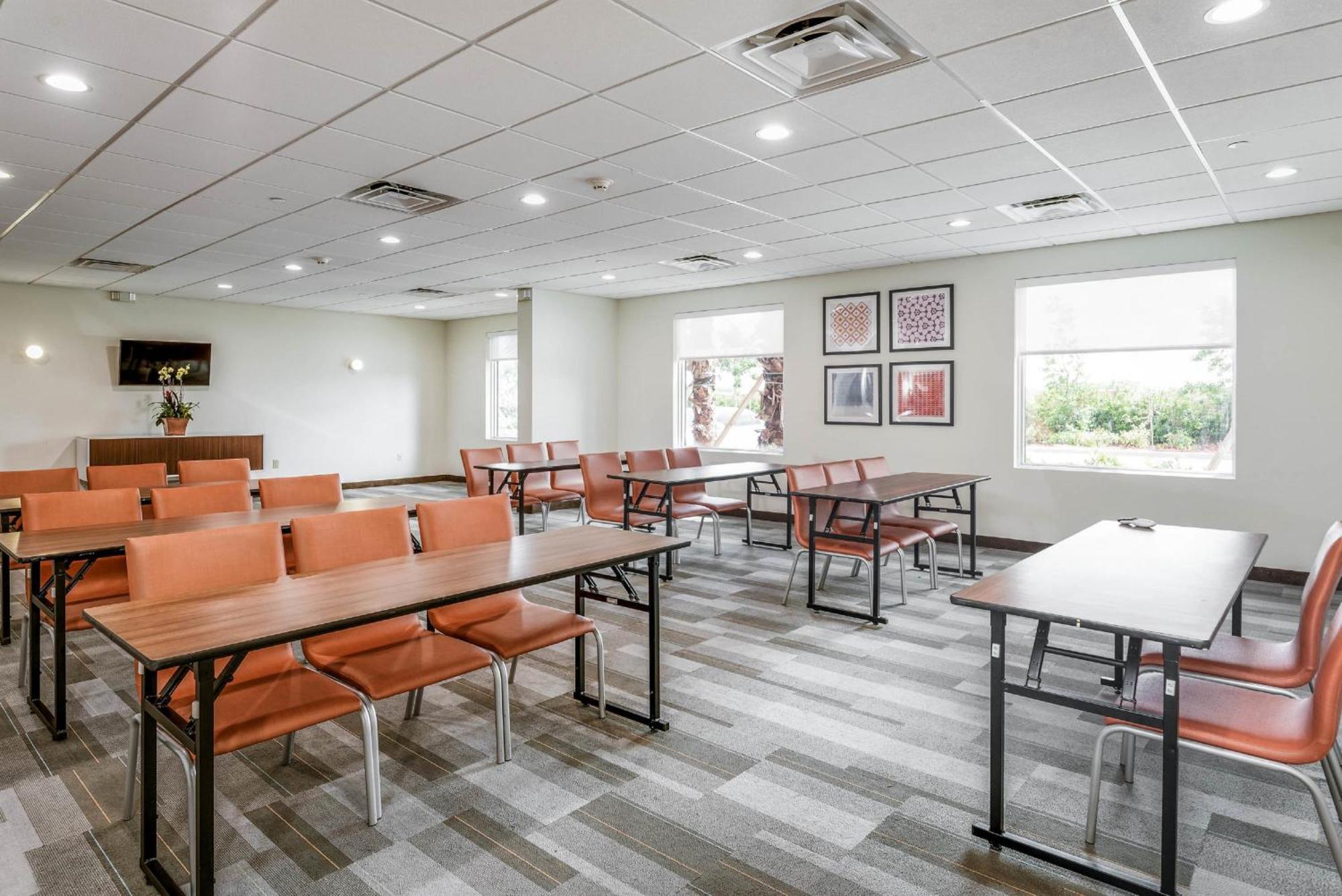 Holiday Inn Express & Suites Lantana By Ihg Bagian luar foto